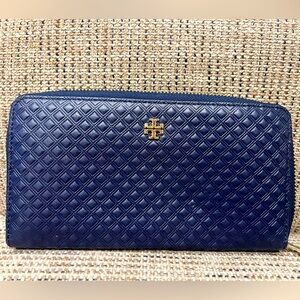 TORY BURCH blue quilted phone wallet